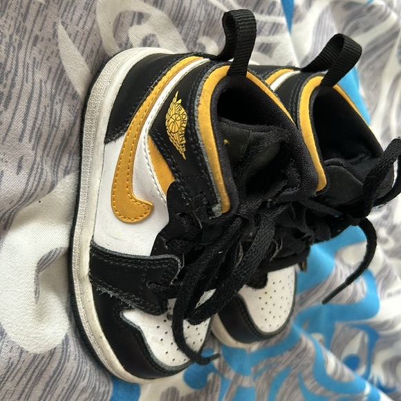 2021
Air Jordan 1 Mid TD 'Black University Gold' - Picture 2 of 6